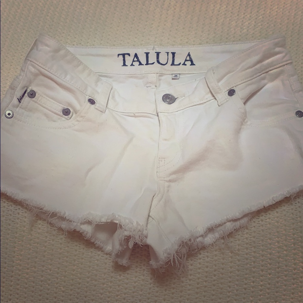 Cute Aritzia Talula White Jean Shorts (Size: 25)